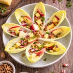 Salade d'endives en forme de fleur sur assiette blanche