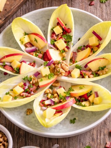 Salade d'endives en forme de fleur sur assiette blanche