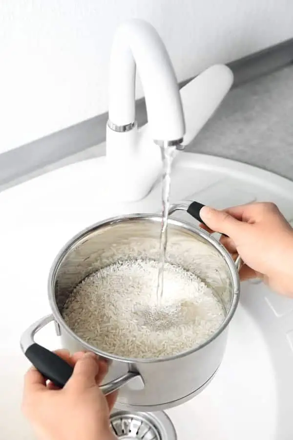 Rincer le riz à l'eau claire