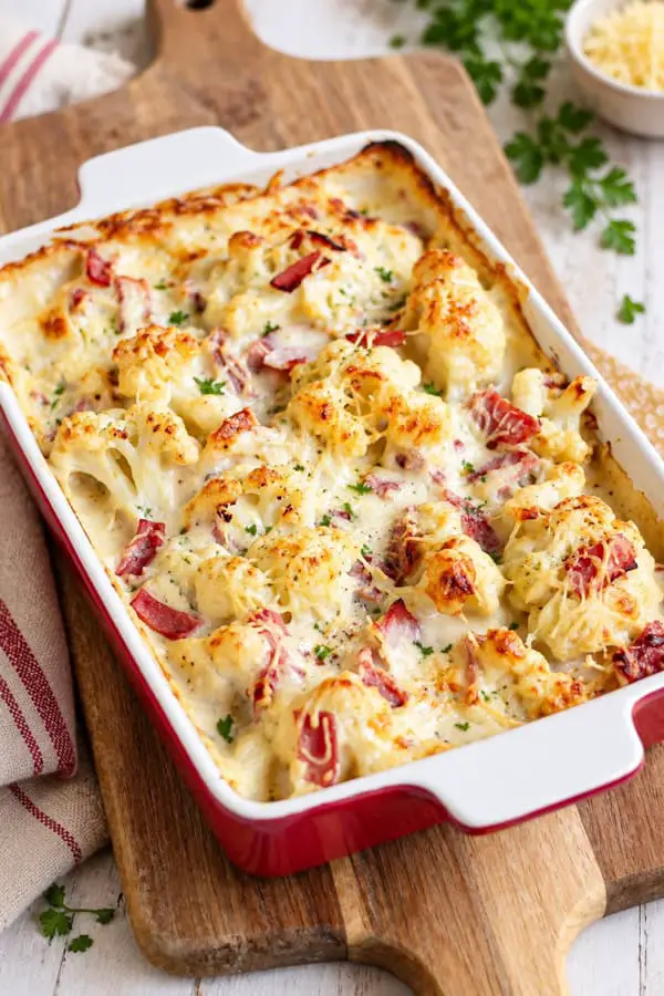 Gratin de chou-fleur au jambon et à la béchamel, gratiné au fromage dans un plat rectangulaire.