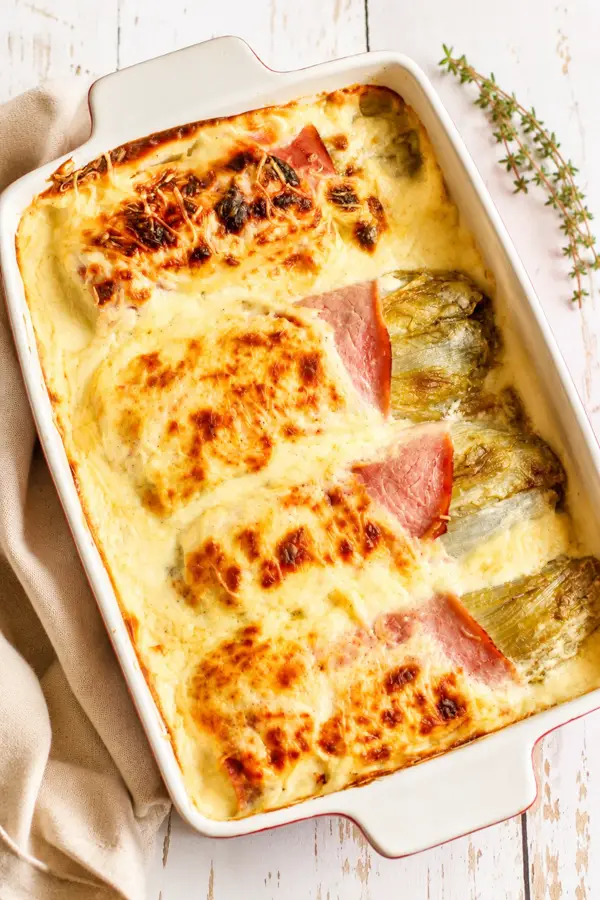 Gratin d'endives au jambon et à la béchamel bien doré.
