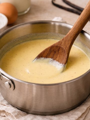 Crème anglaise onctueuse à la vanille dans une casserole.