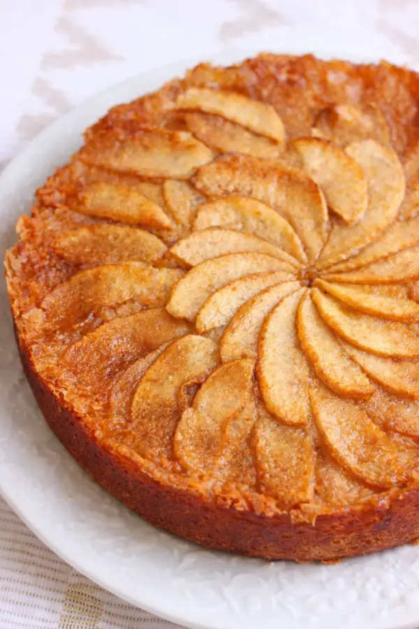 Gâteau moelleux aux pommes caramélisées