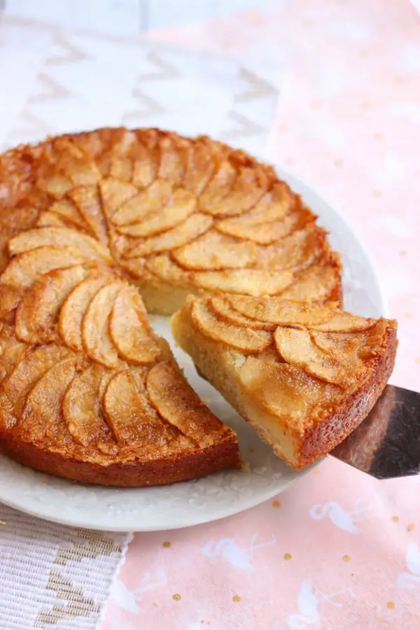 Gâteau moelleux aux pommes caramélisées