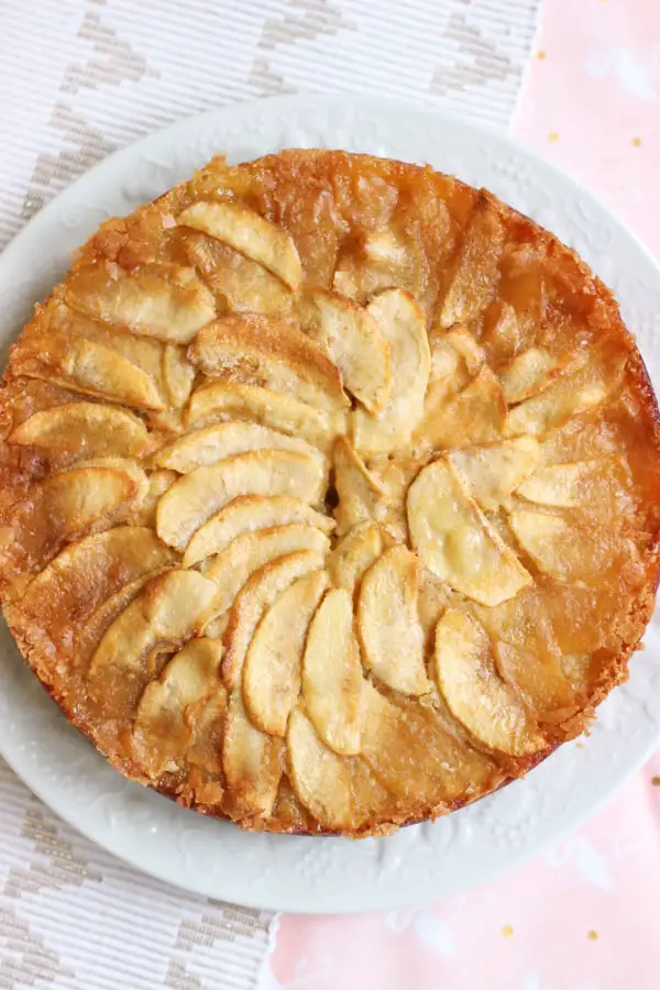Gâteau aux pommes sur assiette blanche