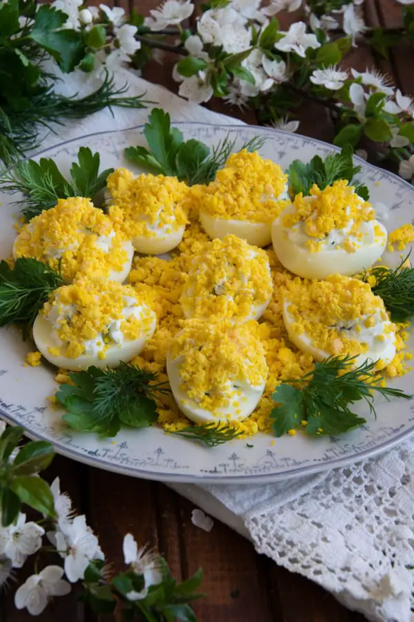 Oeufs mimosa sur assiette blanche 