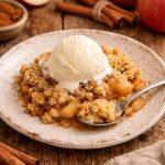 Crumble aux pommes avec sa boule de glace à la vanille